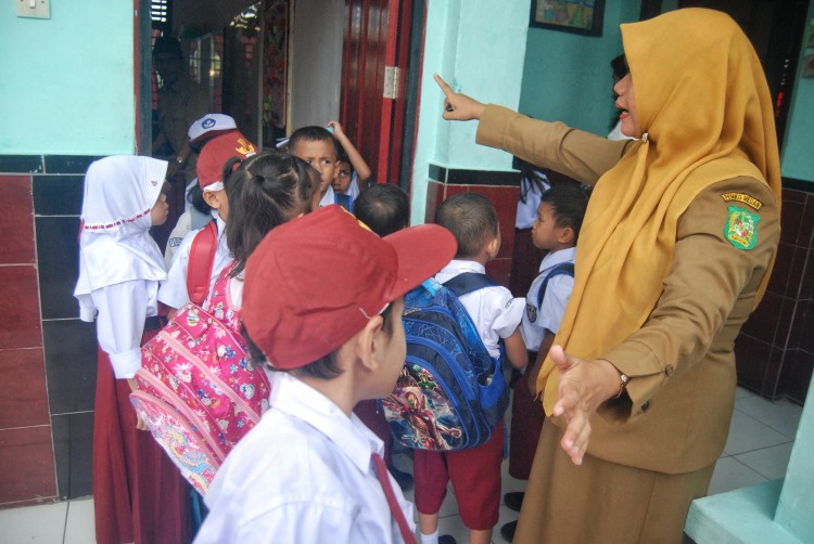 Sejumlah siswa mengikuti instruksi seorang guru di SDN 060818, Kecamatan Medan Kota, Medan