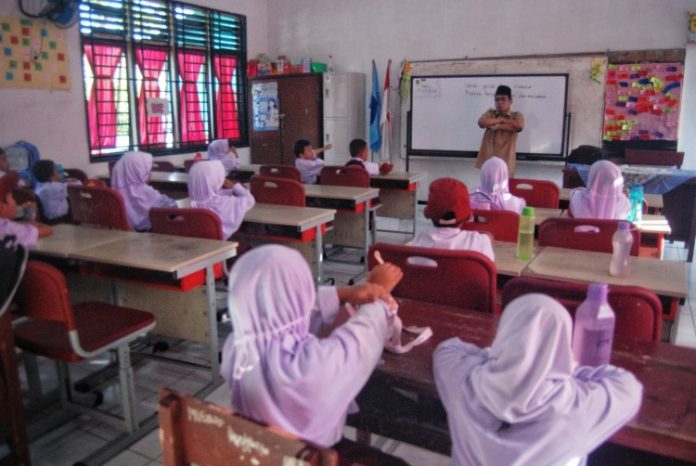 Sejumlah siswa mengikuti pelajaran di SDN 060818, Kecamatan Medan Kota, Medan