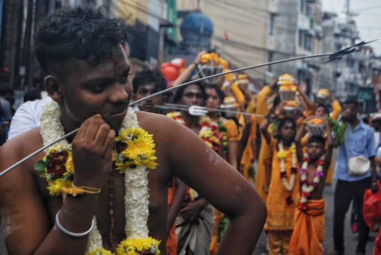 Seorang pria mengikuti ritual Thaipusam pada perayaan Adhi Mahapuja Thiruvila di Medan