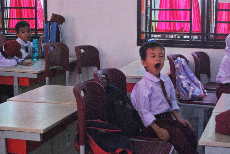 Seorang siswa mengantuk di hari pertama masuk sekolah di SDN 060818, Kecamatan Medan Kota, Medan