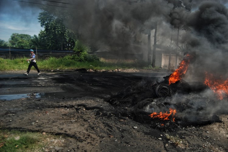 Sisa ban bekas yang terbakar dalam kerusuhan proses eksekusi lahan bekas PTPN di Desa Sampali