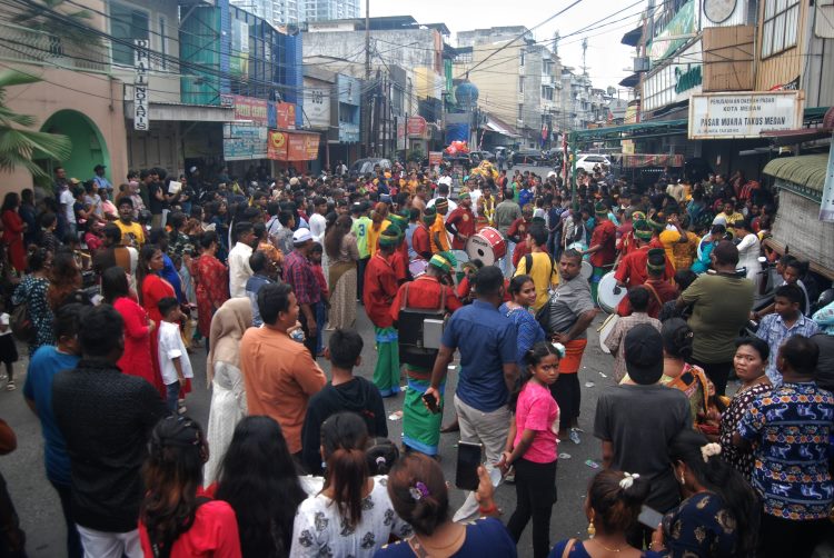 Suasana pawai ritual Thaipusam pada perayaan Adhi Mahapuja Thiruvila di Medan