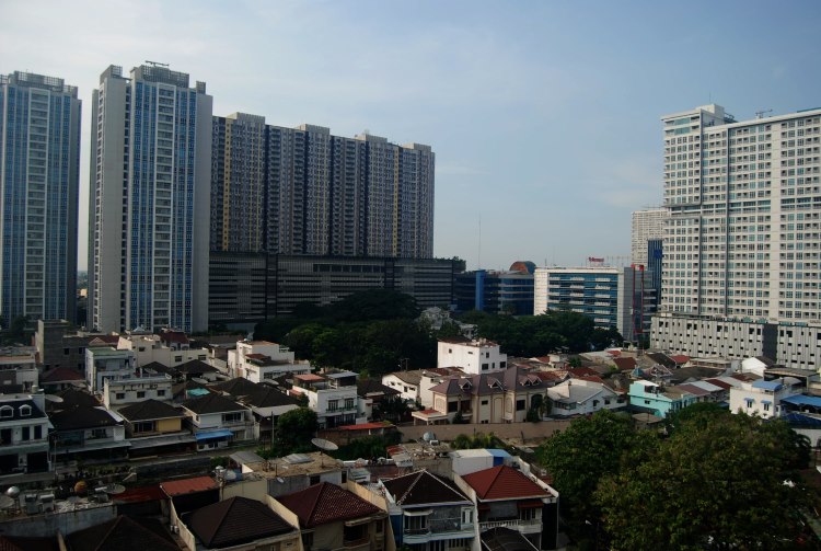 Suasana pemukiman padat penduduk dan gedung tinggi di Kota Medan