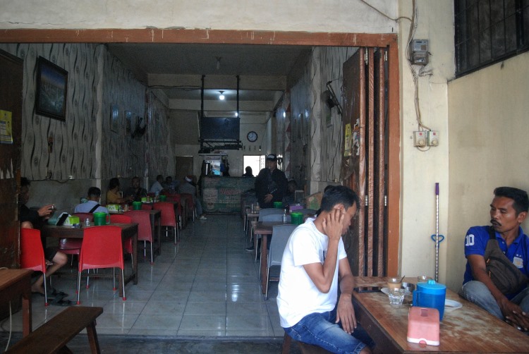 Suasana warung TST Bang Jamal di Jalan Bromo, Medan, Sumatera Utara