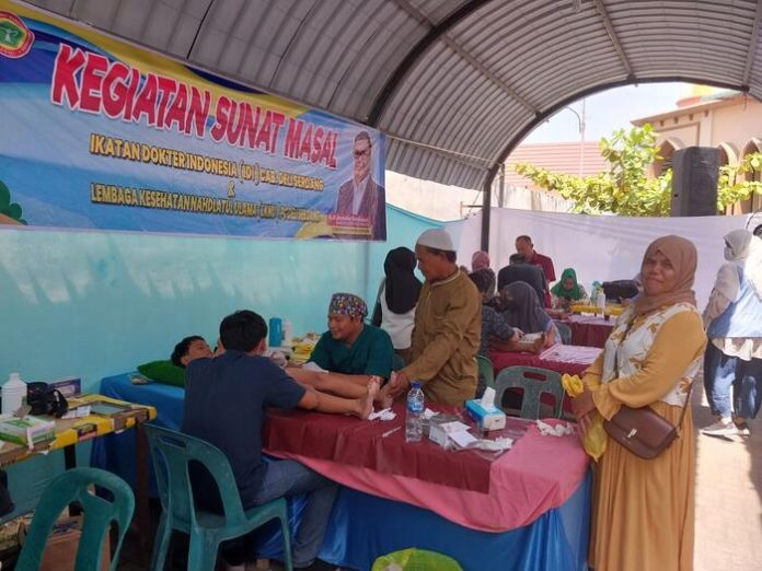 Petugas medis saat melakukan tugas sunat massal di Halaman Masjid Noer Ida, Desa Tumpatan, Kecamatan Beringin, Sabtu (27/7/24).rinaldi/mistar