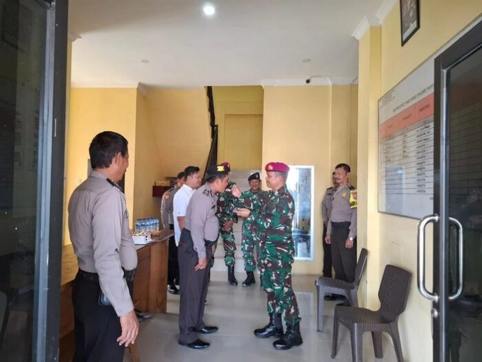 Pjs Danposal Pantai Labu Letda Marinir Olpen Situmorang menyulangi Kanit Sabhara Ipda Saifudin.(f:ist/mistar)