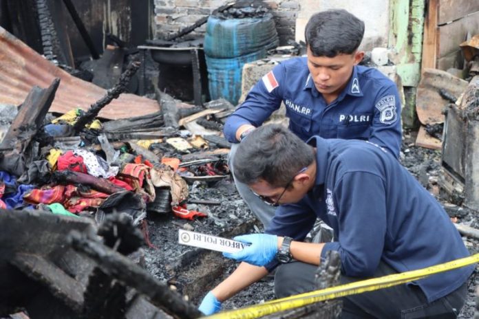Tim Labfor Polda Sumut melakukan pemeriksaan Teknis Kriminalistik di rumah wartawan Karo yang terbakar