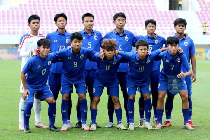 Timnas Thailand foto bersama sebelum laga semifinal Piala AFF U16 2024 (f:is/mistar)