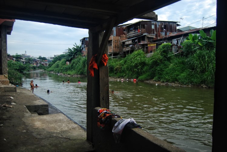 Tumpukan sampah tersangkut di pinggir aliran Sungai Deli Kota Medan