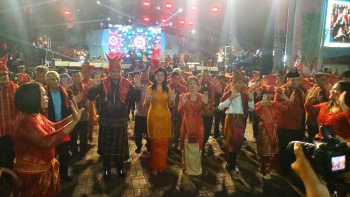 Walikota Medan menari Mbuah Page di acara Merang Merdem