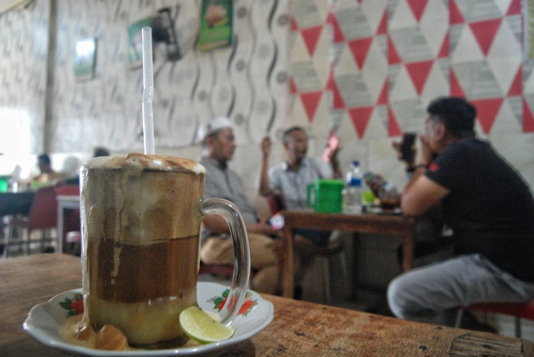 Warga Kota Medan menikmati minuman tradisional teh susu telur