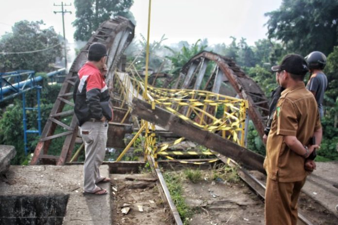 Warga melihat jembatan yang ambruk dan nyaris akibatkan belasan anak sekolah jadi korban di Kelurahan Kampung Baru, Kota Medan
