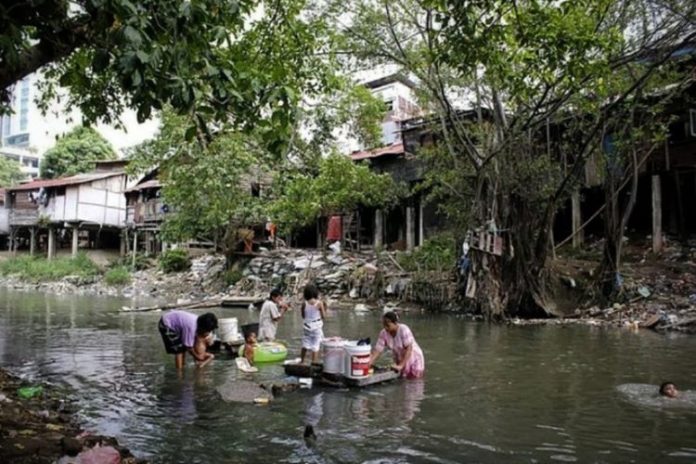 Warga yang tinggal di pinggiran aliran sungai Babura Kota Medan menyuci dan mandi menggunakan air sungai beberapa waktu lalu