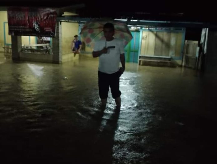 Banjir di perumahan BTN, Kelurahan Pandanwangi, Kecamatan Pandan, tak jauh dari kantor Bupati Tapteng (f:rumahole/mistar)