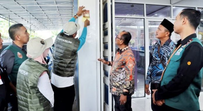 Teks foto: Petugas Pantarlih datangi kediaman Wakil Bupati Simalungun Zonny Waldi untuk mencocokkan data pemilih.