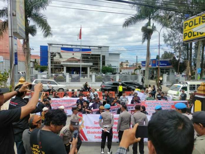 Puluhan wartawan dari berbagai organisasi demo mendesak polisi ungkap aktor intelektual pembakar rumah Sempurna Pasaribu (f:ist/mistar)