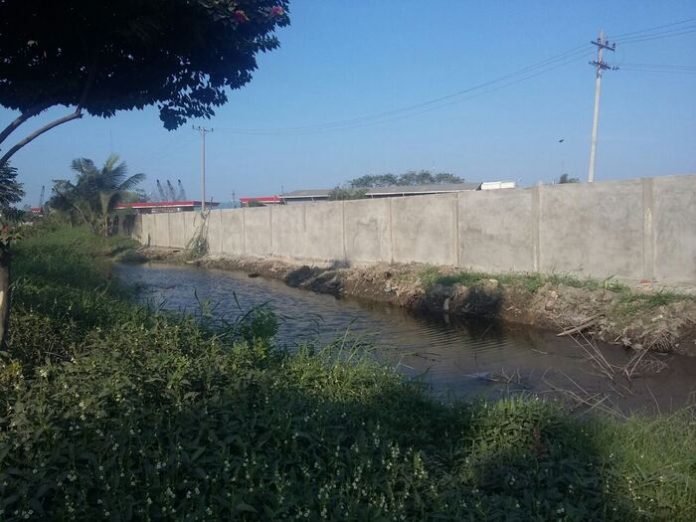 Kondisi drainase sebelum dilakukan penimbunan di Jalan Raya Belawan, Kecamatan Medan Belawan tepatnya di depan lahan milik PT STTC. (f:ist/mistar)