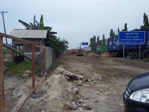 Kondisi drainase setelah dilakukan penimbunan di Jalan Raya Belawan, Kecamatan Medan Belawan tepatnya di depan lahan milik PT STTC. (f:ist/mistar)