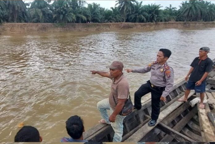 Polisi bersam tin gabungan dan warga mencari ayah dan anaknya yang hilang di sungai (f:ist/mistar)