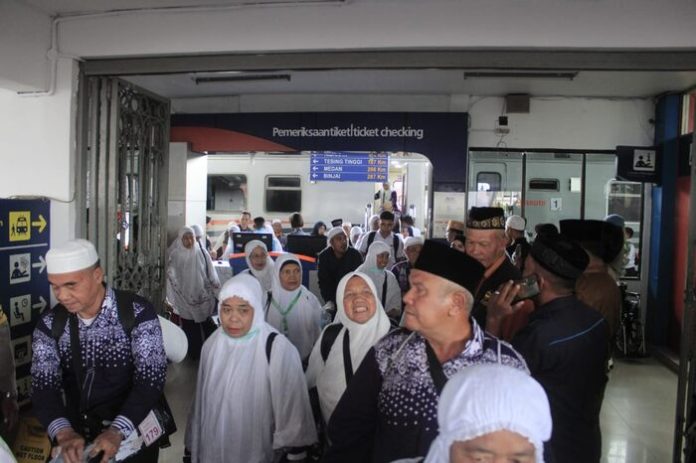 Jamaah Haji Labuhanbatu tiba di stasiun kereta api Rantauprapat (f/ist/mistar)