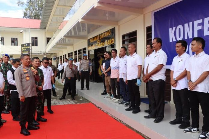 Kapolda Sumatera Utara, Komjen Pol. Agung IS. Efendi, mengapresiasi personel atas kinerjanya mengungkap pembakaran rumah wartawan (f:ist/mistar)