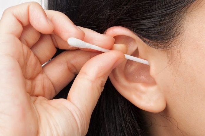 Bahaya membersihkan telinga bagian dalam menggunakan cotton bud (f:kompas/mistar)