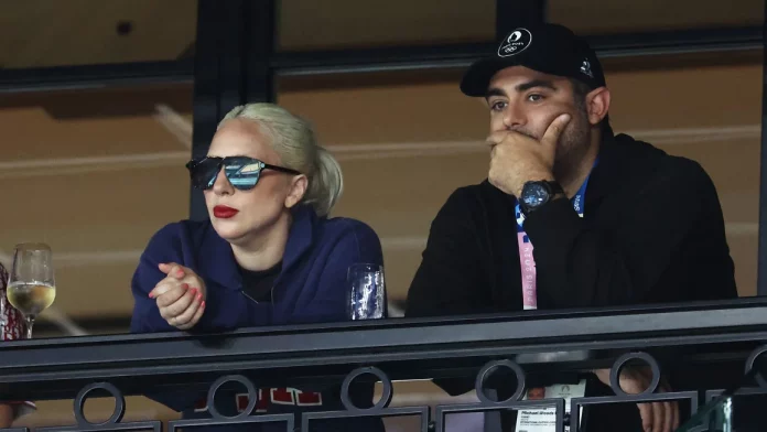 Lady Gaga dan Michael Polansky saat berada di Paris (f:ist/mistar)