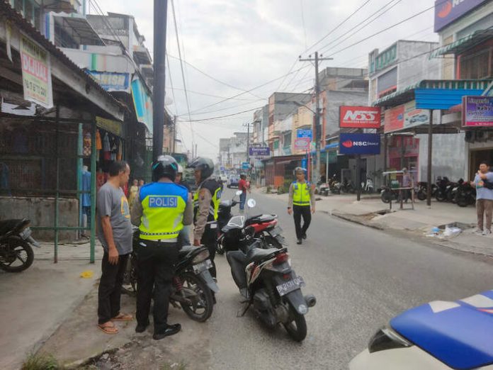 Personel Satlantas Polres Asahan menilang pengendara yang lawan arah di Jalan Sisingamangaraja. (f:perdana/mistar)