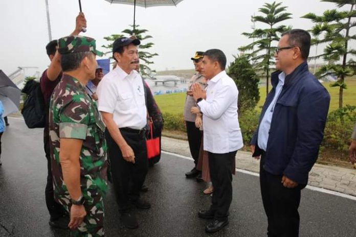 Pj Bupati Taput sambut menteri kordinator Luhut Bincar Panjaitan di Bandara Silangit (f:ist/mistar)