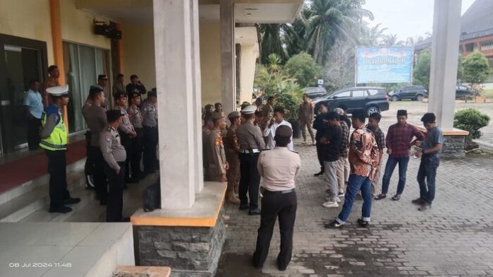 Massa unjuk rasa di depan Kantor Bupati Palas (f:ist/mistar)