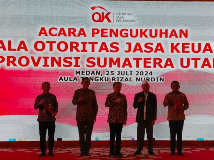 Foto bersama Pengukuhan Kepala OJK Sumut, Khoirul Muttaqien (paling kiri), Pj Gubsu, Agus Fatoni (tengah), Kepala OJK Sumut sebelumnya, Bambang Mukti Riyadi (paling kanan). (f:iqbal/mistar)