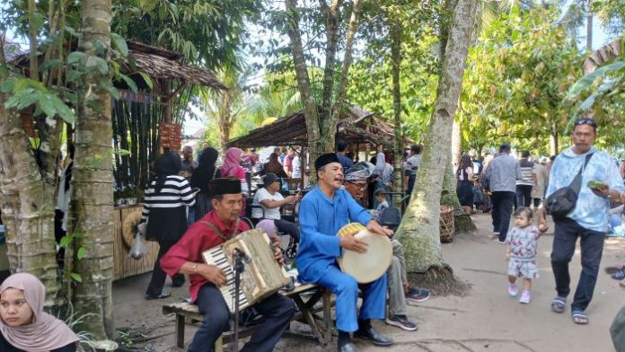 Para pengunjung dihibur dengan tembang lagu Melayu