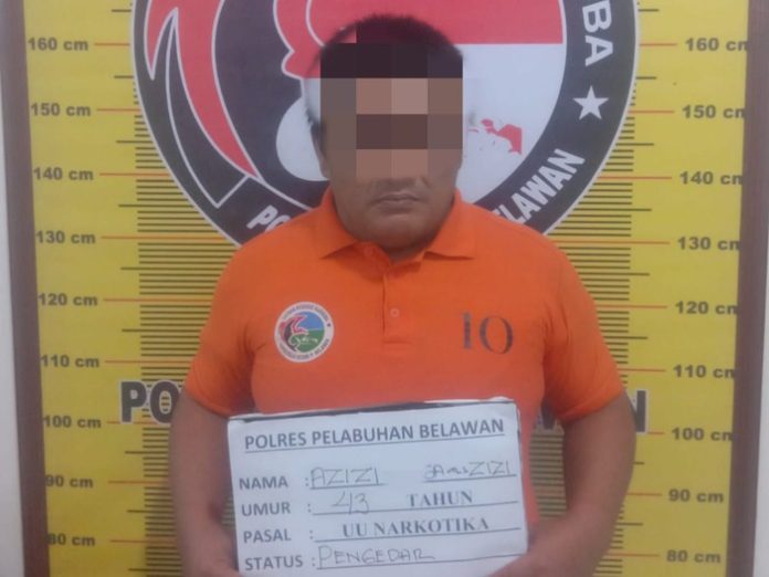 Azizi tersangka pengedar narkoba saat menjalani pemeriksaan di Sat Narkoba Polres pelabuhan Belawan (f;ist/mistar)