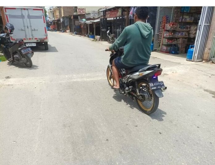 Marka kejut yang melintang di jalan jurusan Porsea - Siregar Aek Nalas. (f/nimrot/mistar)