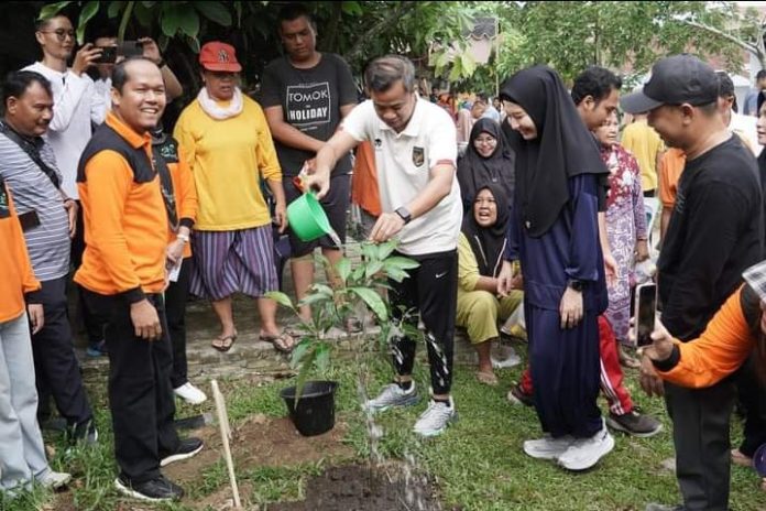 Penjabat Wali Kota Tebing Tinggi, Dr. Moettaqien Hasrimi, secara simbolis melakukan penanaman pohon.(f:Ist/mistar).