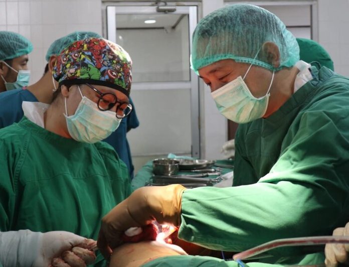 dr Andriandi dari KSM Orthopaedi dan Traumatologi Rumah Sakit Umum Pusat Adam Malik (RSUP HAM) lakukan operasi (f:ist/mistar)