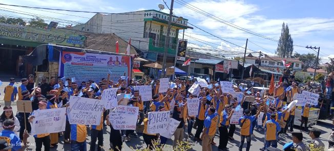 APPKD lakukan demonstrasi di depan kantor Bupati Dairi