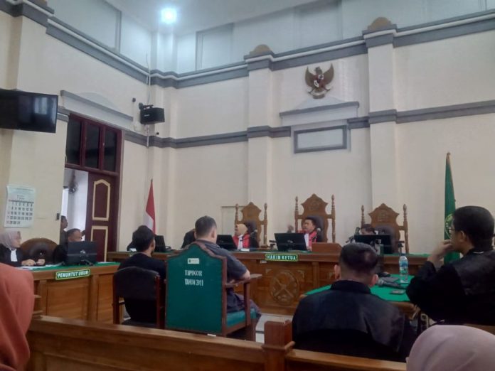 Alwi Mujahit Hasibuan (kanan), dan Robby Messa Nura (kiri) saat menjalani sidang di Pengadilan Tipikor Medan.