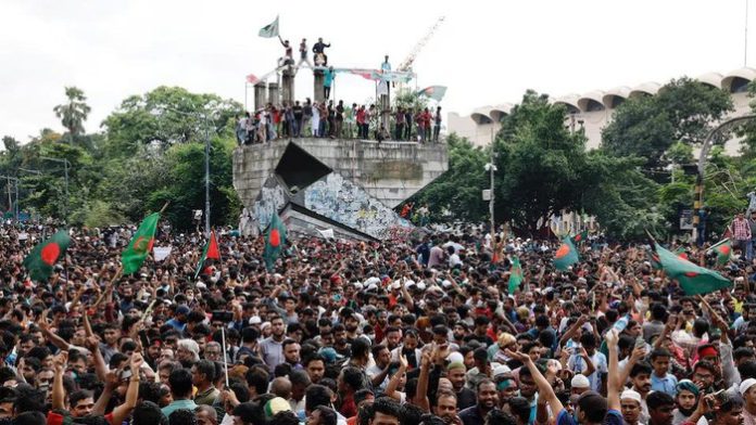 Warga berkumpul setelah PM Bangladesh Sheikh Hasina mudur (f:ist/mistar)