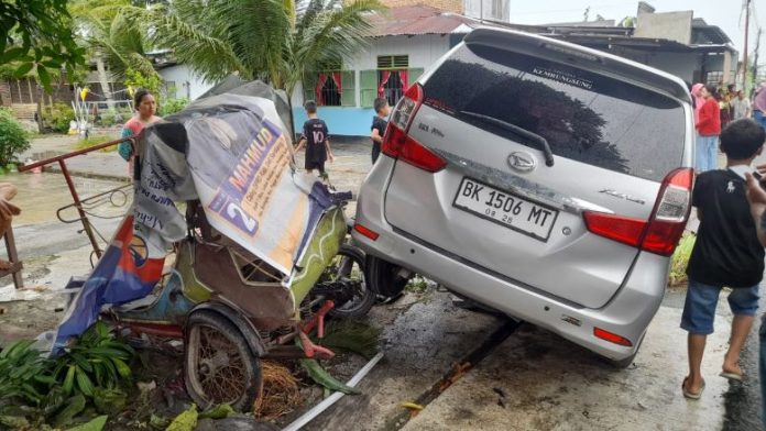 Becak mesin yang dinaiki korban usai ditabrak mobil Xenia di Dusun Melayu Desa Tumpatan
