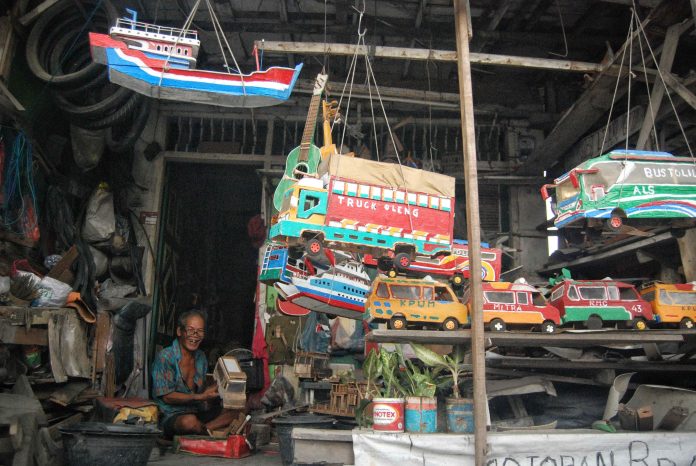 Bengkel kerja Pardosi Pengrajin miniatur mobil kayu di Jalan Mandala, Medan, Sumatera Utara