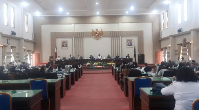 Suasana di ruang rapat Paripurna pasca insiden pengusiran Anggota DPRD dari Fraksi PDIP beberapa waktu lalu.(f:indra/mistar)