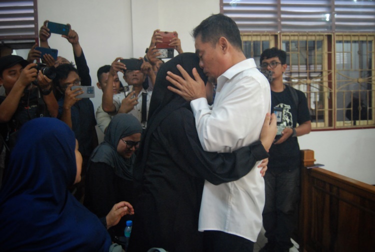 Mantan Kadinkes Sumut Alwi Mujahit Hasibuan mencium kening anaknya usai mendengarkan tuntutan dari jaksa penuntut umum di Pengadilan Negeri Medan
