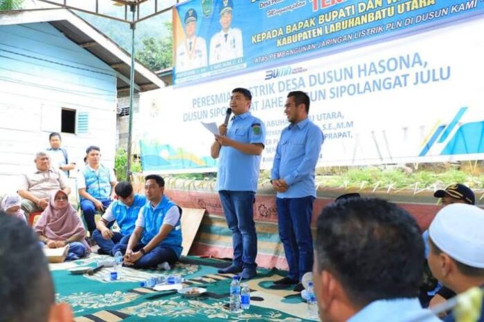 Bupati Labura Hendriyanto Sitorus didampingi wakilnya H Samsul Tanjung memberikan sambutan pada acara peresmian masuknya aliran PLN di tiga dusun Desa Pematang Kecamatan Na IX-X (f : ist/mistar)