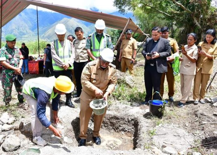 Bupati Samosir Vandiko Gultom melakukan peletakan batu pertama pembangunan Pantai Pallombuan di Desa Pallombuan, Kecamatan Palipi.(f:ist/mistar)