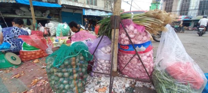 Pedagang bawang di Pusat Pasar Medan