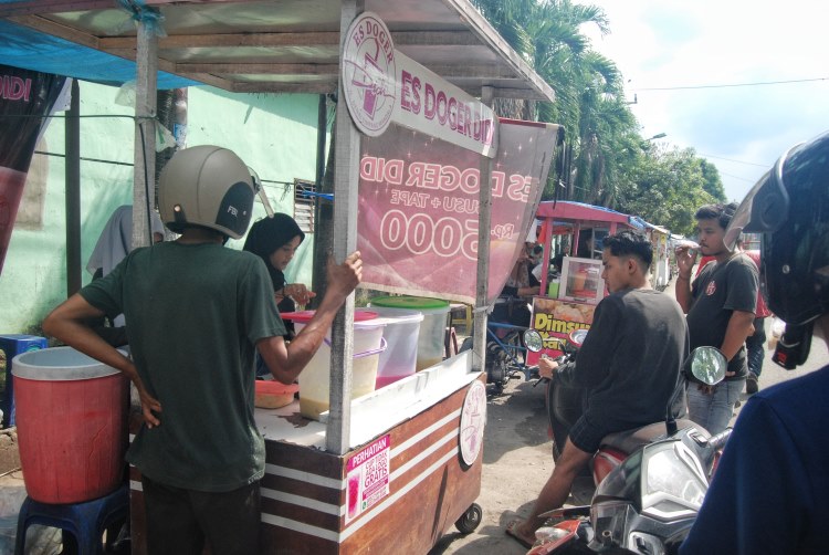 Pedagang es doger melayani pembeli di Jalan Turi, Medan, Sumatera Utara