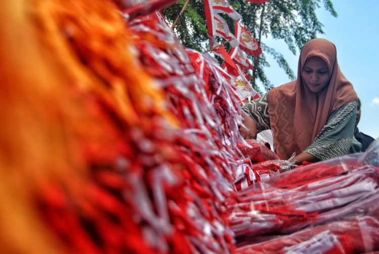 Pedagang menyusun pernak-pernik HUT Ke-79 RI di kawasan Taman Makam Pahlawan, Medan, Sumatera Utara
