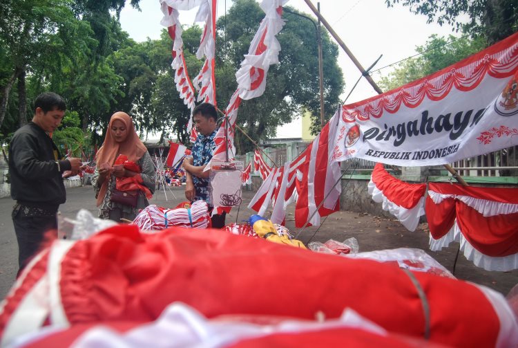 Pedagang musiman melayani pembeli pernak-pernik HUT Ke-79 RI di kawasan Taman Makam Pahlawan, Medan, Sumatera Utara