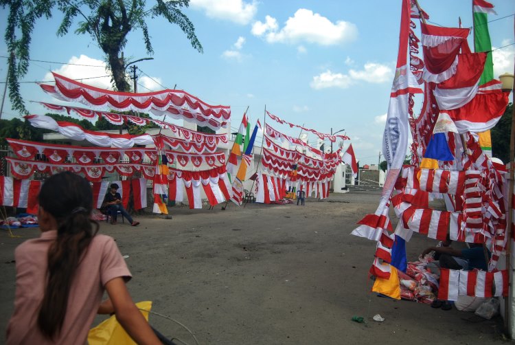 Pedagang musiman pernak-pernik HUT Ke-79 RI mulai bermunculan di kawasan Taman Makam Pahlawan, Medan, Sumatera Utara